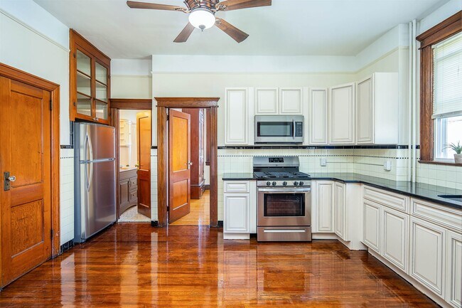 Building Photo - 6415 Bergenwood Ave Unit 1