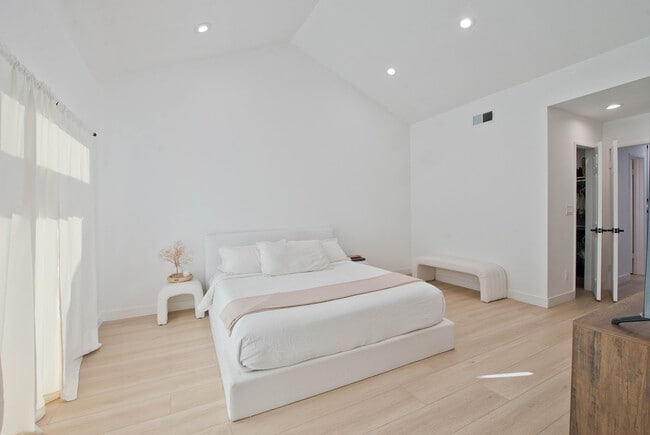 Building Photo - 20645 Roscoe Blvd Unit E