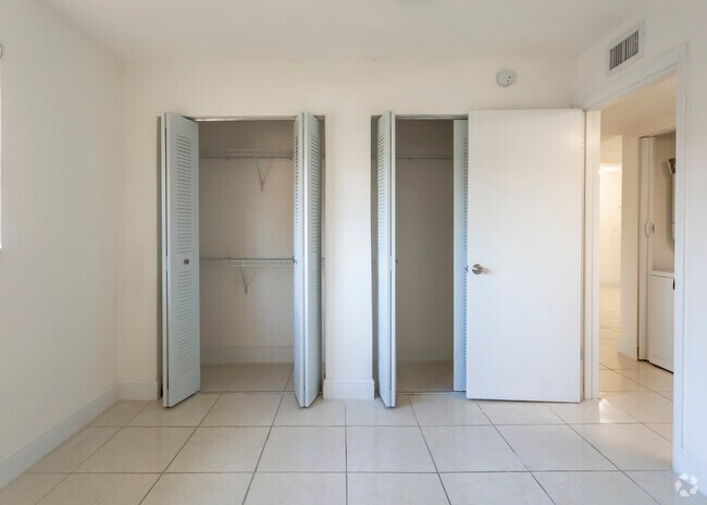 3 BDR / 2 BA - 1,295 Sq Ft