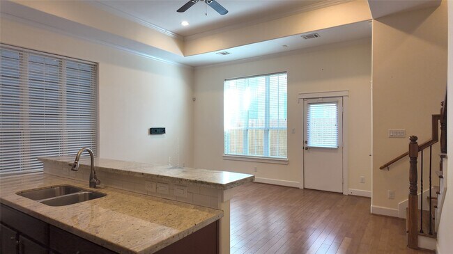 Photo - 902 W 20th St