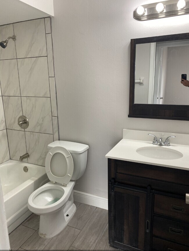 Photo - 108 Loredo Ln