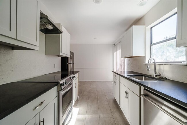 Photo - 2106 Lamplight Village Cir