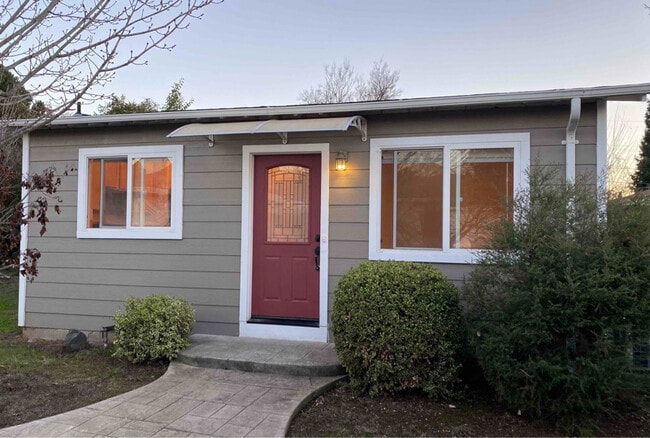 Building Photo - 139 Roslyn Dr