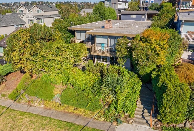 Building Photo - Magnolia Seattle 1-Bedroom Apartment for Rent | Off-Street Parking, Pet Friendly & On-Site Laundr... Unit 4