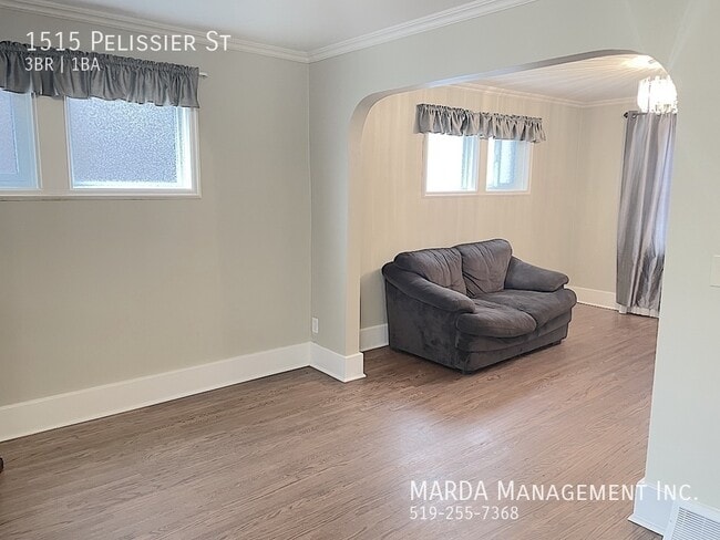 Photo - CHARMING 3 BED/1 BATH HOUSE DOWNTOWN WINDSOR + HYDRO, WATER & GAS!