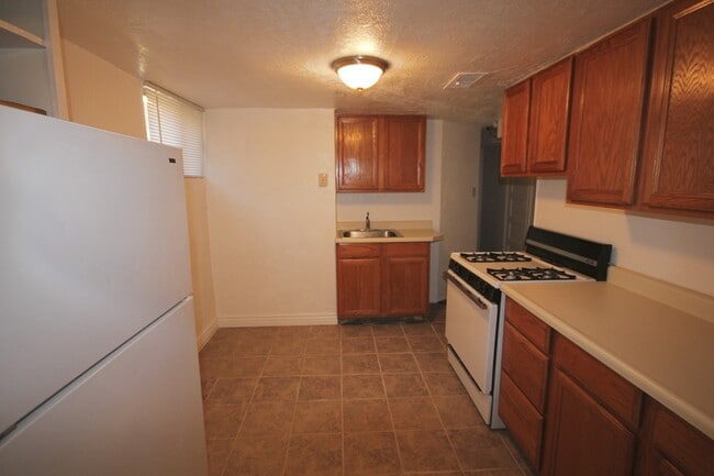 Building Photo - 2 Bedroom Apartment South of BYU Campus! Unit 415