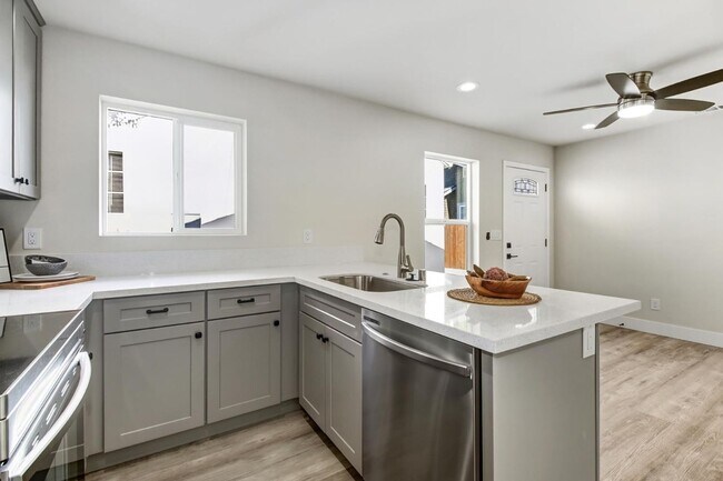 Photo - Home for Rent in Midtown, Sacramento! 2 Bed/ 2 Bath