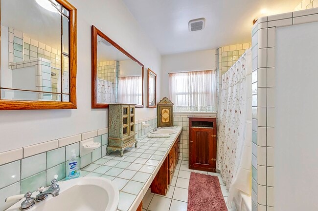 Photo - 301 N Janss St