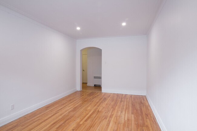 Photo - 4585 Av. Dupuis Unit 2