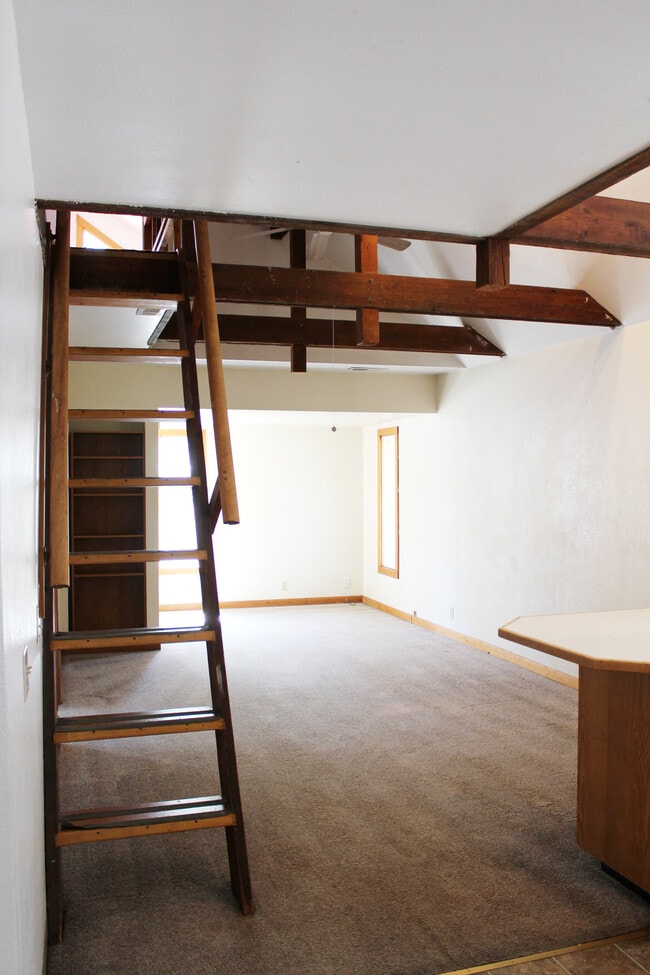 Photo - 445 NE Morton St