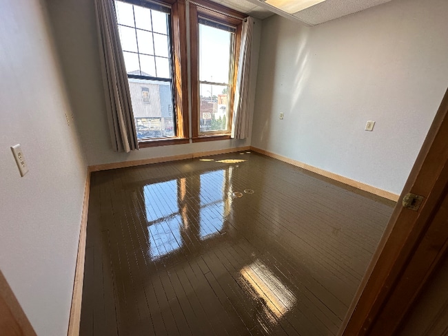 Photo - 118 N Main St