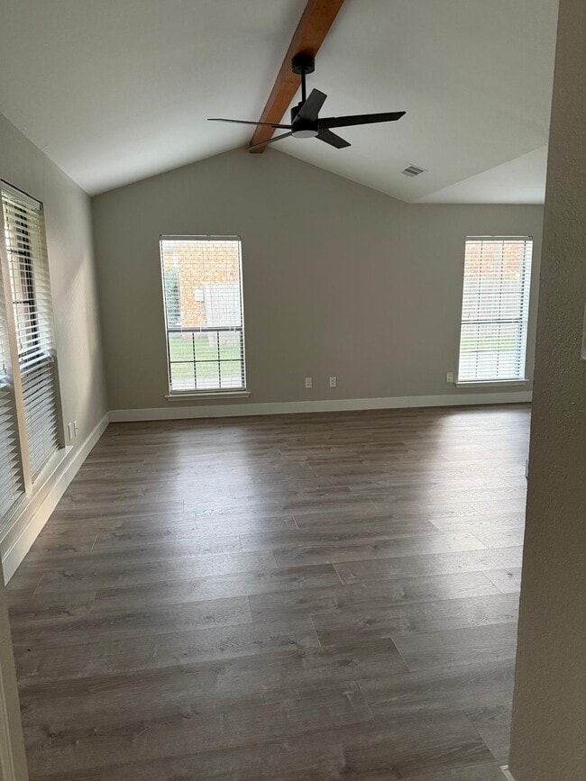 Photo - 211 Shrum Ct