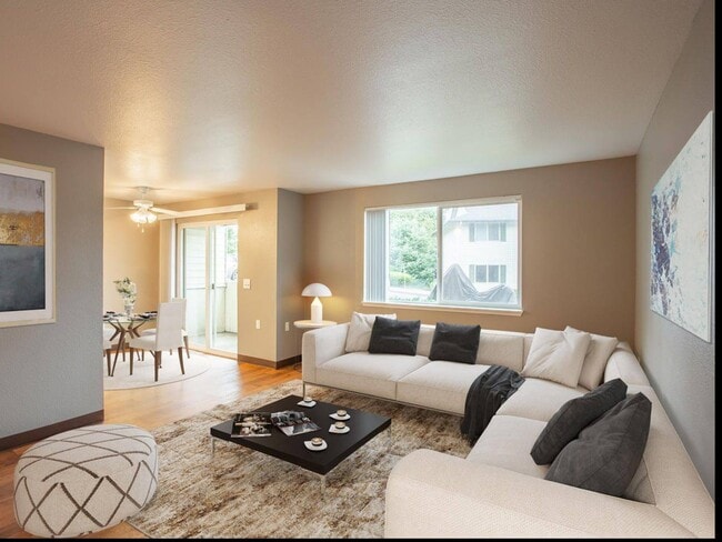 Living & Dining Area - Hampton Heights Rental