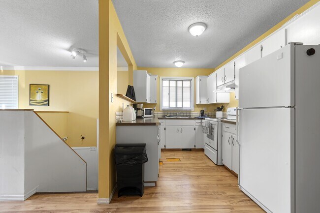 Photo - 9322-9374 74 Ave