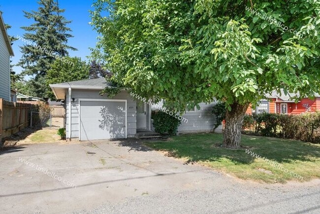 Building Photo - Charming 2-Bedroom Ranch with Garage & Fen... Rental