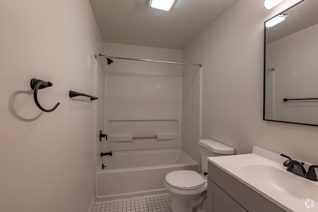2BD, 2.5BA - 1,250SF - Westfield Glen - Bathroom