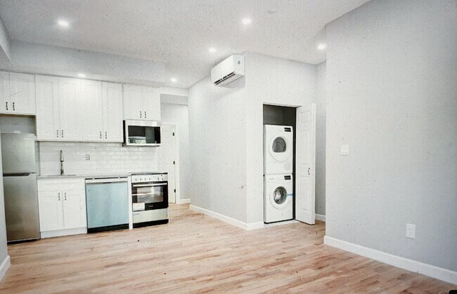 Building Photo - 75 Woodbine St Rental