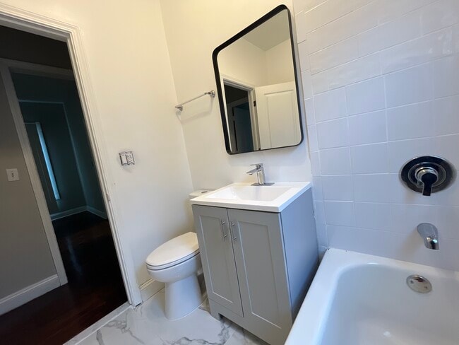 Baño del piso principal - 7540 S Wabash Ave