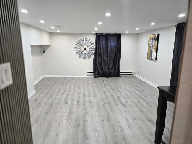 Building Photo - 46 Lippincott St W Unit Basement Apartment