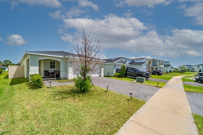 Photo - 3/2 in gated Tillman Lakes!