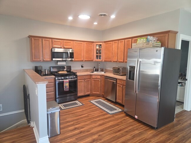 Building Photo - 2557 W Superior St Unit 2