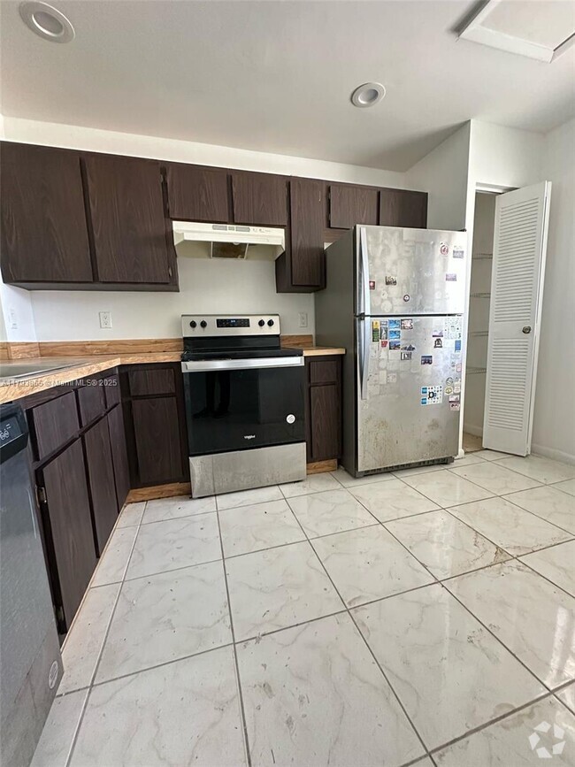 Building Photo - 861 NE 209th Terrace Unit 24-203 Rental