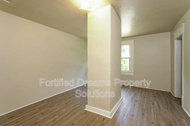 Photo - 518 W 20th St