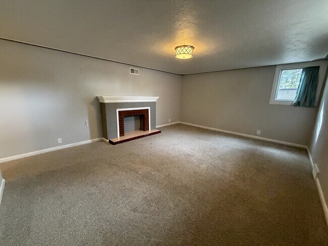 1019 Poly Dr