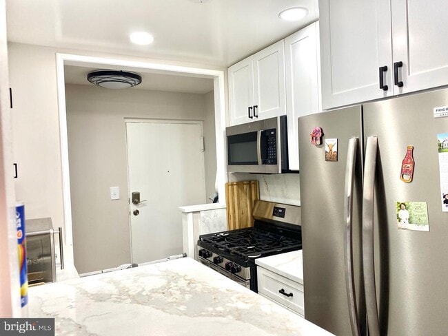 Building Photo - 1533 Colonial Dr Unit T2