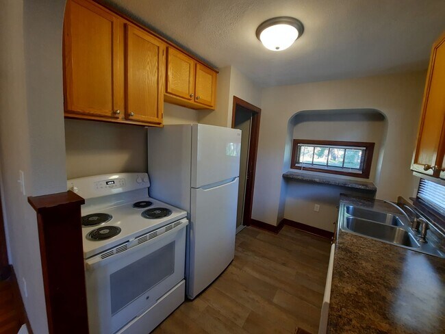 Photo - 2 Bedroom, 1 Bathroom home with hardwood!