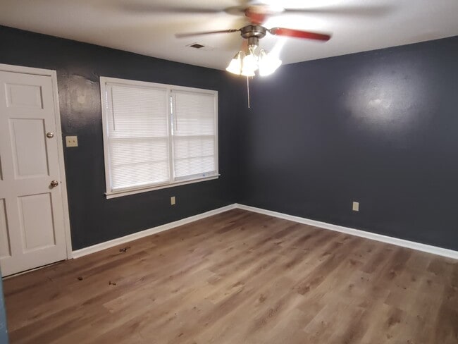 Photo - 587 Hillbrook Dr