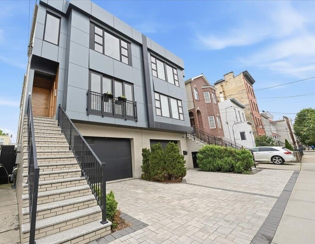 Building Photo - 290 Griffith St Unit 201