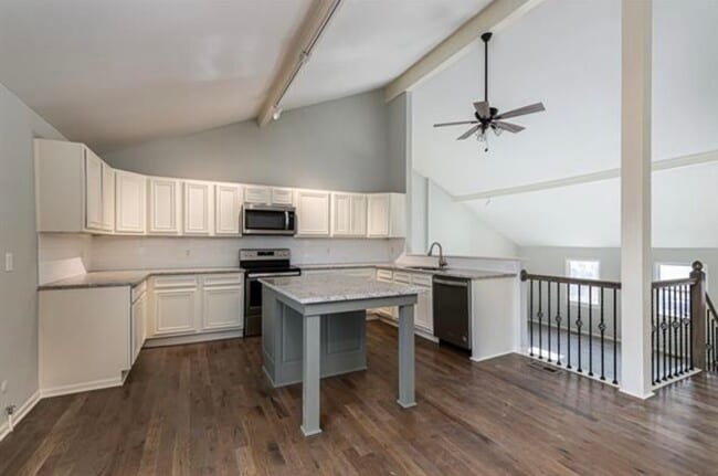 Photo - 5730 Clark St