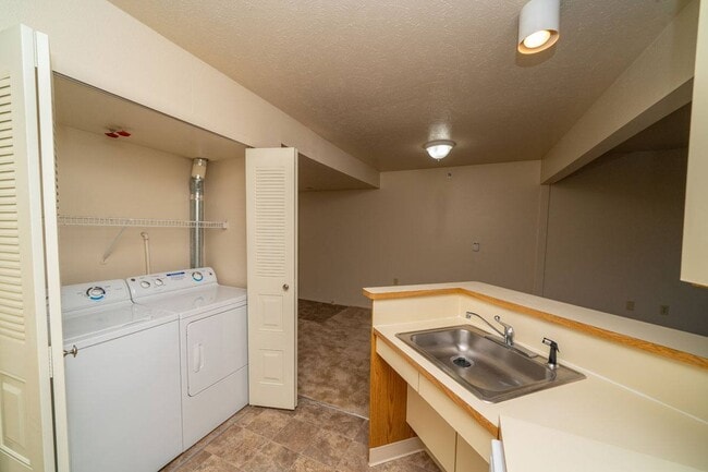 Windmill Lakes Apartments
