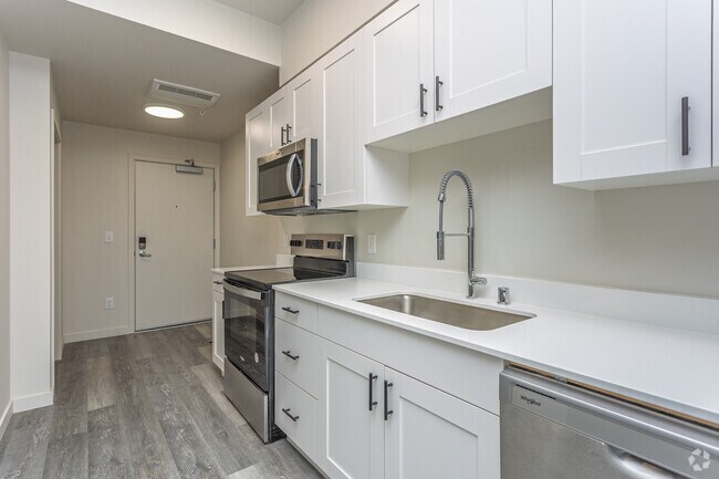 1BR, 1BA - 557SF - Kitchen