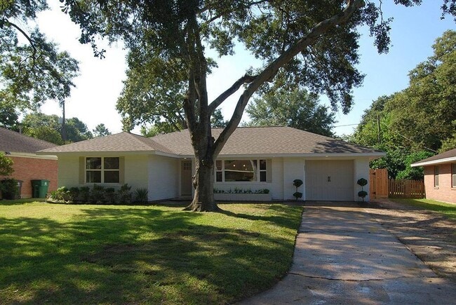 Photo - 2107 Hewitt Dr
