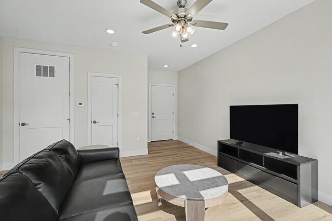 Photo - 512 W Clark St.