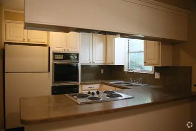 Building Photo - 3 bedroom 1 1/2 baths featuring large bed... Rental