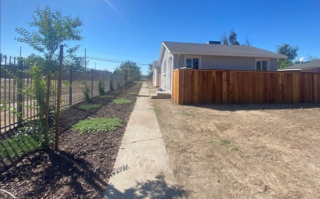 Photo - 118 W 12th St
