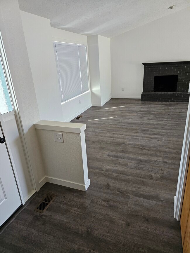 Entry - 5806 Cobalt Loop SE