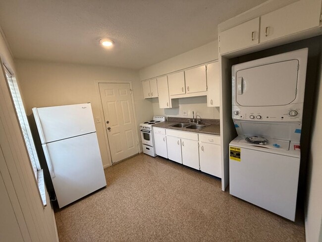 Building Photo - 609 N Stella Ave Unit C Rental
