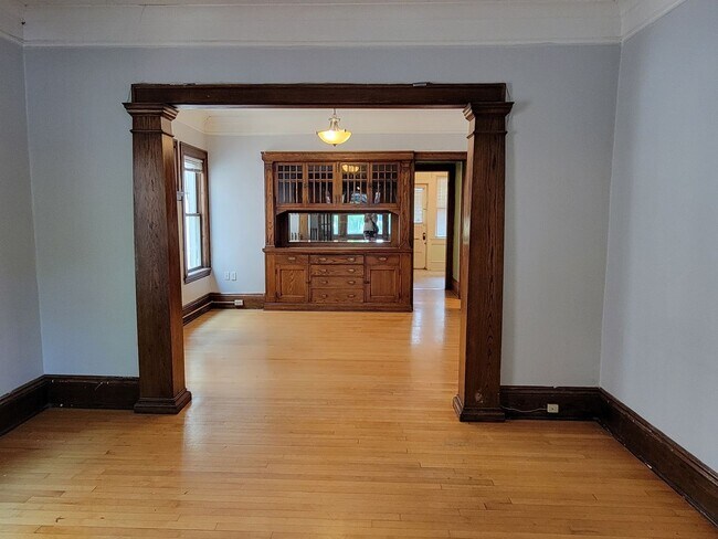 Photo - Lovely 2Br / 1Ba South Uptown Condo w/ Har... Unit 2