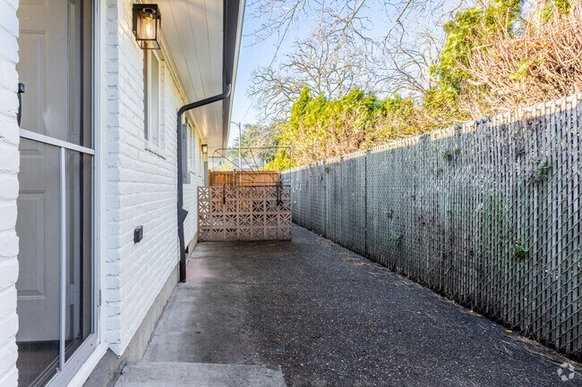 2BR, 1BA - 800SF - Tabor Villa