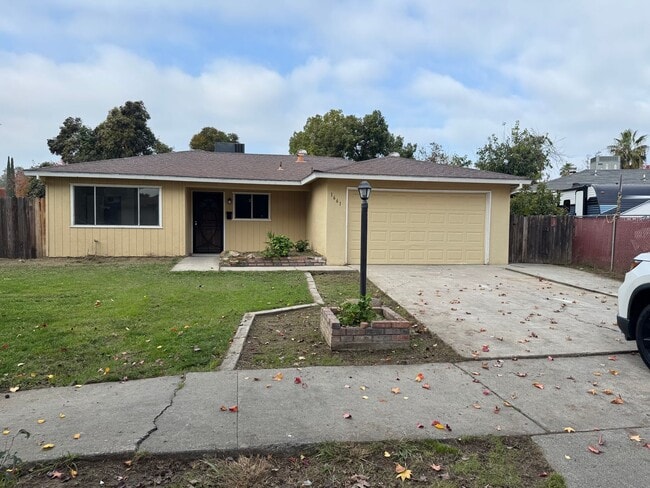 Building Photo - 4 bed 2 bath in Merced available now