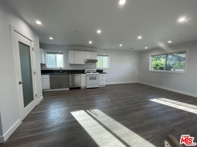 6204 1/2 Mayfield Ave