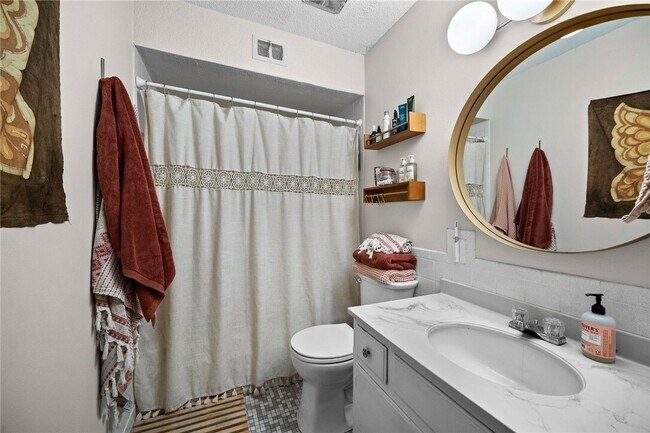 Photo - 4902 University Ave Unidad 4902