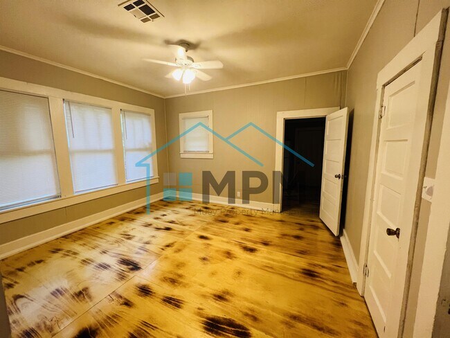 Photo - 102 S 2nd St