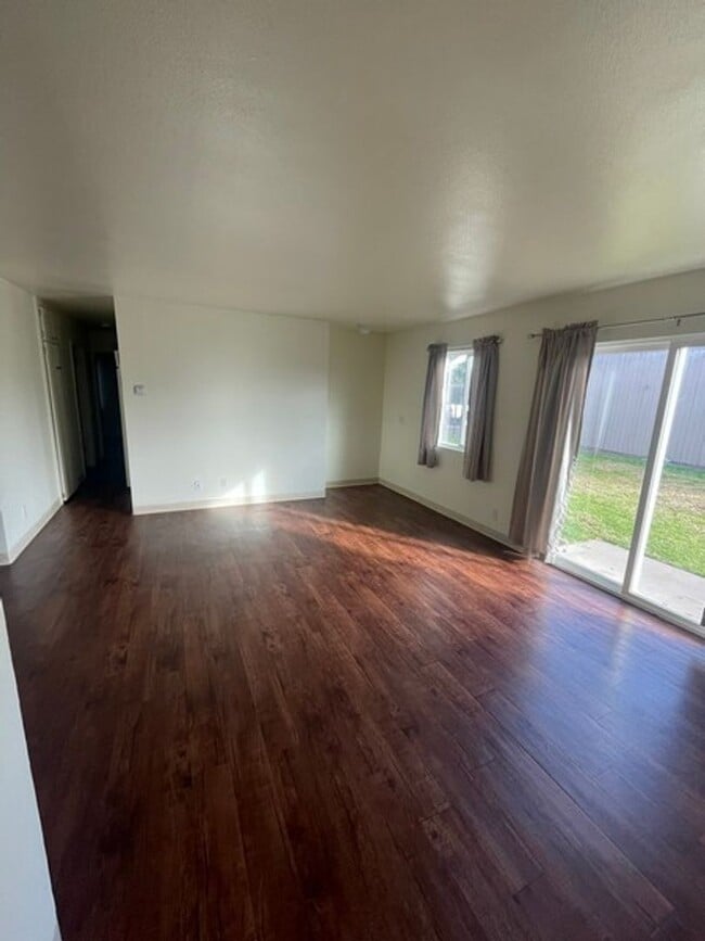 Building Photo - Private Upstairs 3 bedroom / 2 bath with 1... Unit 3 Rental