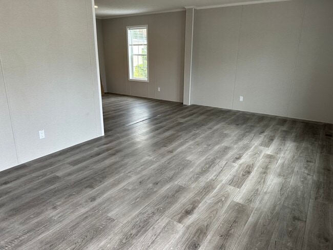 Photo - 357 English Oak Ln