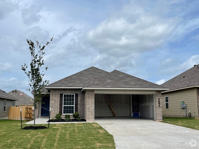 Building Photo - 610 Fallbrook Dr Rental